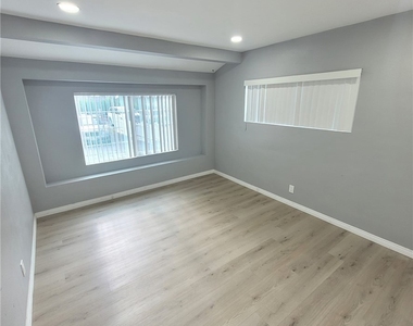 5651 Radford Avenue - Photo Thumbnail 17