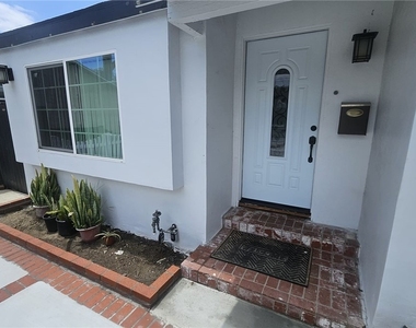 5651 Radford Avenue - Photo Thumbnail 3