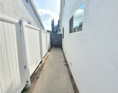 5651 Radford Avenue - Photo Thumbnail 36