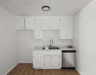 1010 E 32nd - Photo Thumbnail 8