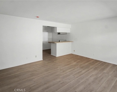 1010 E 32nd - Photo Thumbnail 3