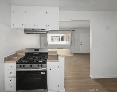 1010 E 32nd - Photo Thumbnail 9