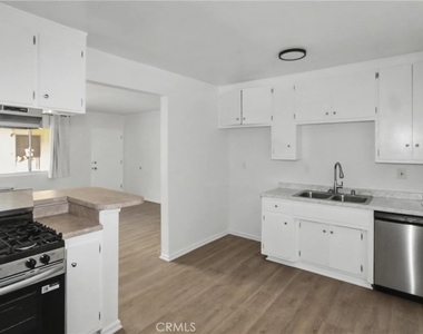 1010 E 32nd - Photo Thumbnail 7