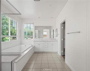217 Wicker - Photo Thumbnail 3