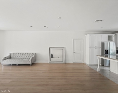 217 Wicker - Photo Thumbnail 1