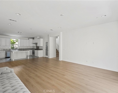 217 Wicker - Photo Thumbnail 5