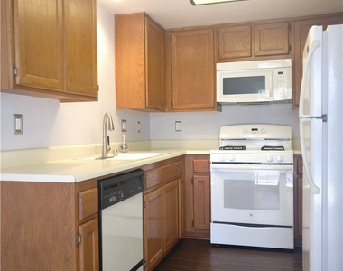 180 Greenmoor - Photo Thumbnail 7