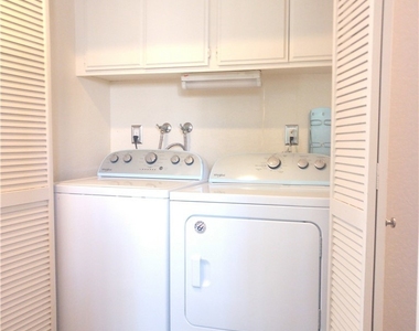 180 Greenmoor - Photo Thumbnail 11