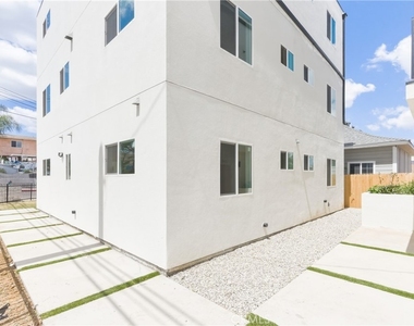 2843 Folsom - Photo Thumbnail 4