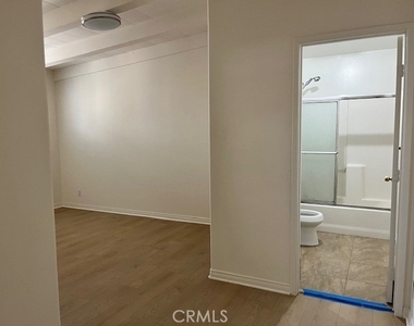 6013 N Walnut Grove - Photo Thumbnail 8
