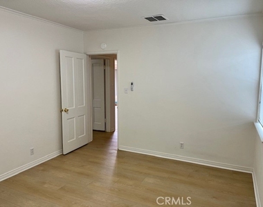 6013 N Walnut Grove - Photo Thumbnail 11