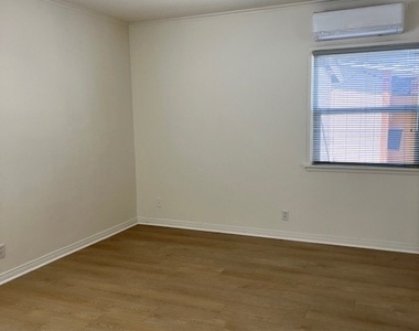 6013 N Walnut Grove - Photo Thumbnail 6