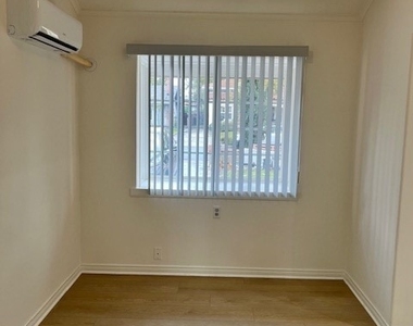 6013 N Walnut Grove - Photo Thumbnail 5