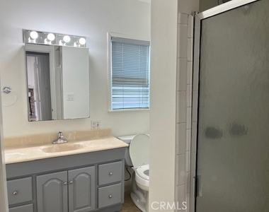 6013 N Walnut Grove - Photo Thumbnail 12