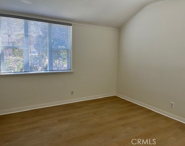 6013 N Walnut Grove - Photo Thumbnail 7