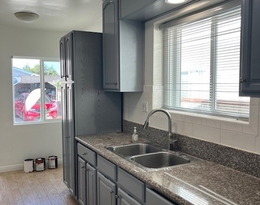 6013 N Walnut Grove - Photo Thumbnail 10