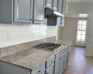 6013 N Walnut Grove - Photo Thumbnail 9
