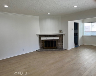 6013 N Walnut Grove - Photo Thumbnail 4