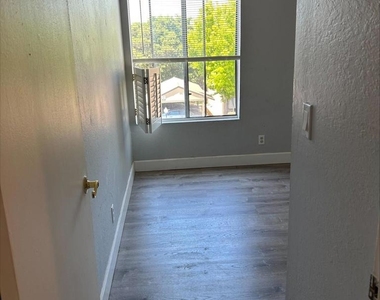 5313 Ridgeview Cir - Photo Thumbnail 8