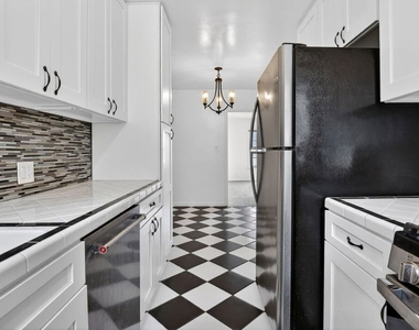 314 N St Andrews Place - Photo Thumbnail 4