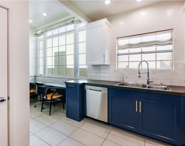 1014 N Doheny Drive - Photo Thumbnail 15