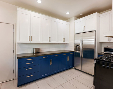 1014 N Doheny Drive - Photo Thumbnail 16