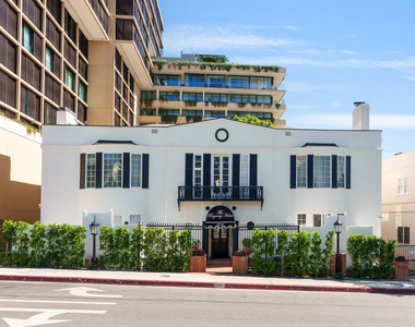 1014 N Doheny Drive - Photo Thumbnail 2