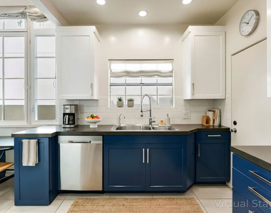 1014 N Doheny Drive - Photo Thumbnail 13