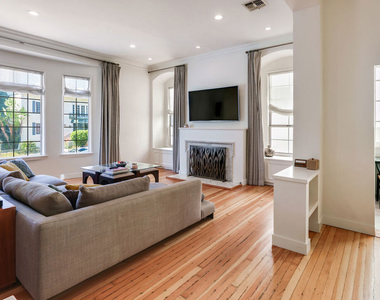 1014 N Doheny Drive - Photo Thumbnail 8