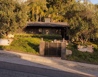 1744 N Doheny Drive - Photo Thumbnail 3