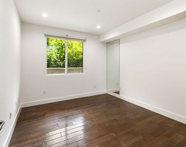 1304 Roxbury Drive - Photo Thumbnail 12