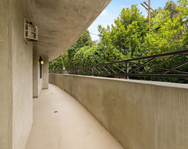 1304 Roxbury Drive - Photo Thumbnail 25
