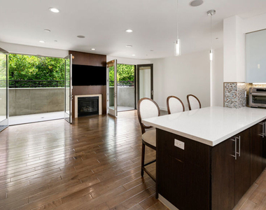 1304 Roxbury Drive - Photo Thumbnail 11