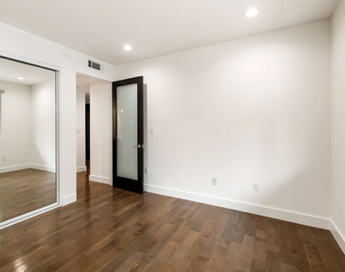 1304 Roxbury Drive - Photo Thumbnail 13