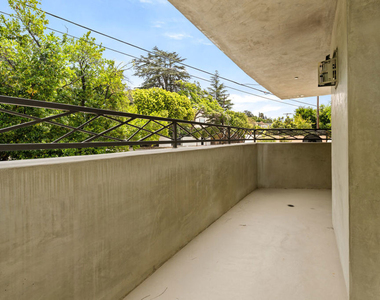 1304 Roxbury Drive - Photo Thumbnail 24