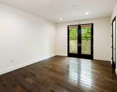 1304 Roxbury Drive - Photo Thumbnail 15