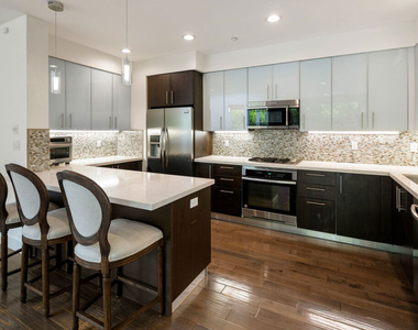 1304 Roxbury Drive - Photo Thumbnail 8