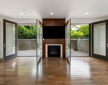 1304 Roxbury Drive - Photo Thumbnail 7