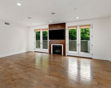 1304 Roxbury Drive - Photo Thumbnail 4