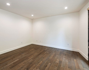 1304 Roxbury Drive - Photo Thumbnail 16