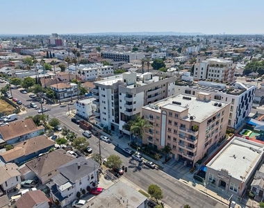 1047 Fedora Street - Photo Thumbnail 8