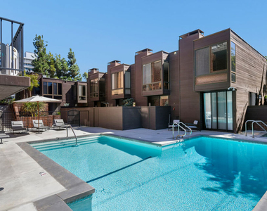 1033 Carol Drive - Photo Thumbnail 3