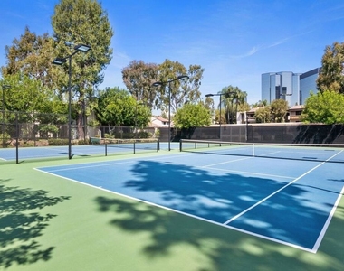 5720 Owensmouth Avenue - Photo Thumbnail 14