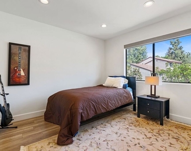 5720 Owensmouth Avenue - Photo Thumbnail 9