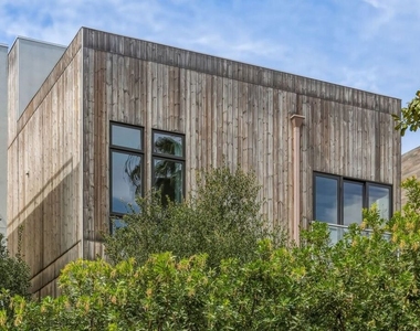 1041 N Spaulding Avenue - Photo Thumbnail 5