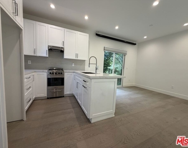 15122 Morrison Street - Photo Thumbnail 38