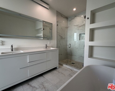 15122 Morrison Street - Photo Thumbnail 21
