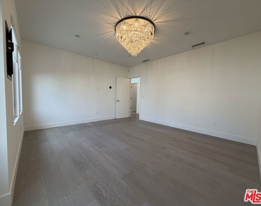 15122 Morrison Street - Photo Thumbnail 13