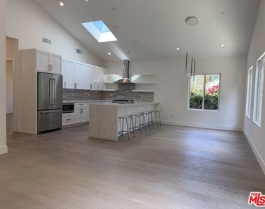 15122 Morrison Street - Photo Thumbnail 25