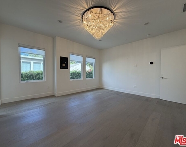 15122 Morrison Street - Photo Thumbnail 14